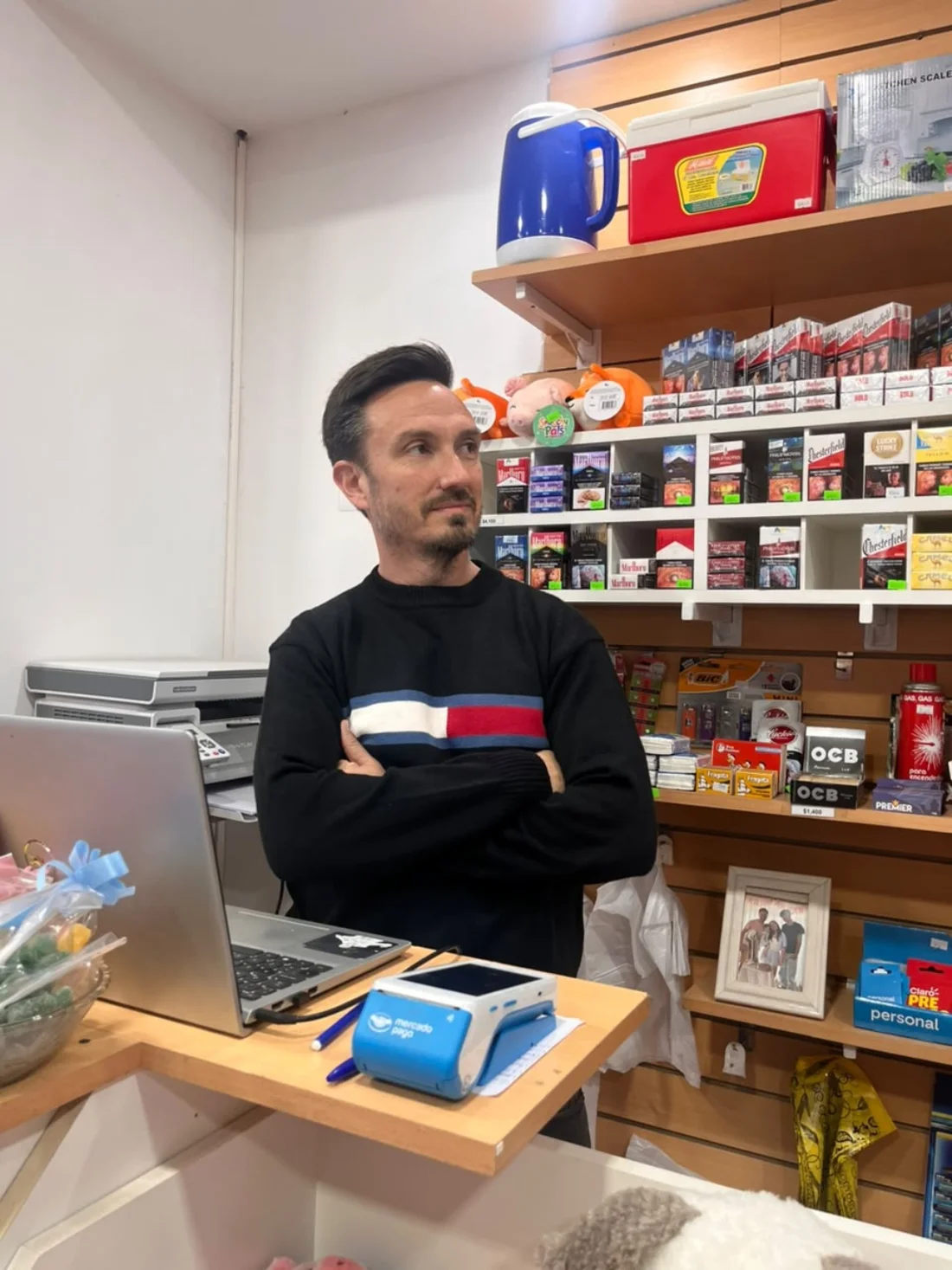 Fernando Acosta en su comercio